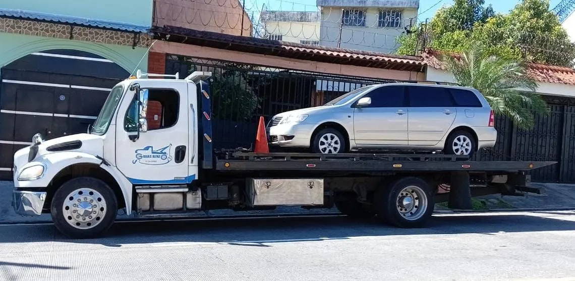 Grúa cargando maquinaria